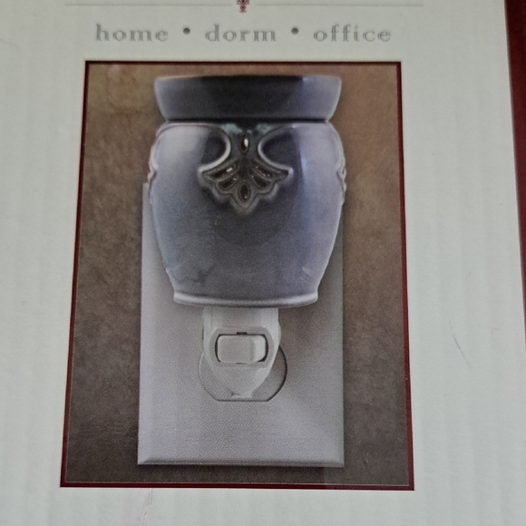 NWT Blue Ceramic Outlet Warmer - Picture 3 of 6